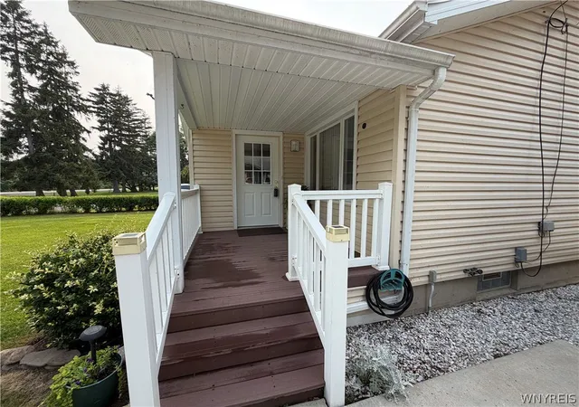 Photo 2 of Single family home for sale at 515 Lake Rd, Youngstown, NY 14174 | MLS# B1700669 | Listing updated on 2026-09-06