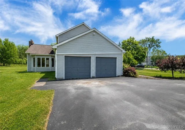 Photo 3 of Sale Pending at 5111 Oakwood Dr, North Tonawanda, NY 14120 | MLS# B1694737 | Listing updated on 2026-08-04