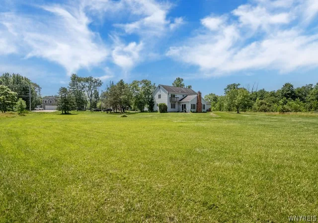 Photo 4 of Sale Pending at 5111 Oakwood Dr, North Tonawanda, NY 14120 | MLS# B1694737 | Listing updated on 2026-08-04