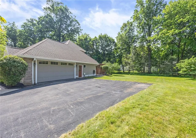 Photo 3 of Sale Pending at 6 Crabtree Cir, Webster, NY 14580 | MLS# R1694766 | Listing updated on 2026-09-07