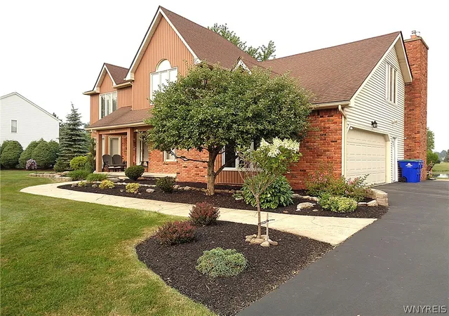 Photo 3 of Sale Pending at 6171 Meadow Lakes Dr, East Amherst, NY 14051 | MLS# B1700912 | Listing updated on 2026-08-07