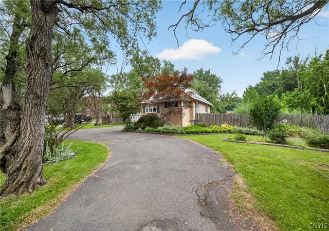 Photo 3 of Single family home for sale at 5506 Bear Rd, Syracuse, NY 13212 | MLS# S1699269 | Listing updated on 2026-09-10