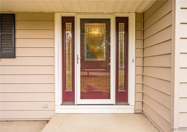 Photo 3 of Sale Pending at 4815 Crestwood Dr, Hamburg, NY 14075 | MLS# B1700359 | Listing updated on 2026-08-05