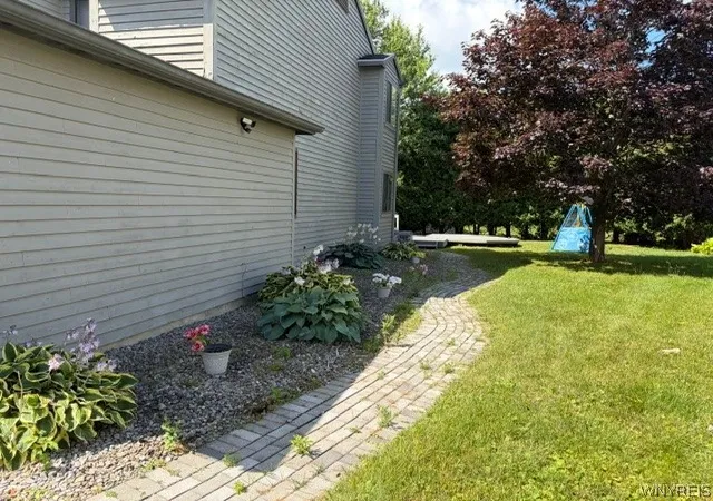 Photo 3 of Sale Pending at 8226 Beehive Cir, Liverpool, NY 13090 | MLS# B1700871 | Listing updated on 2026-08-04