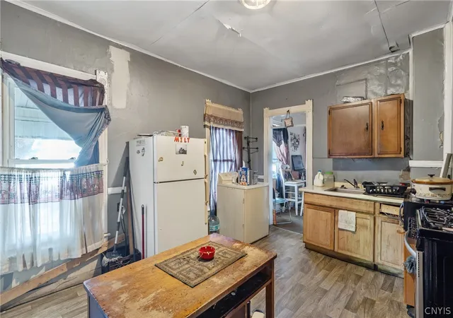 Photo 3 of Sale Pending at 118 W Bissell St, Syracuse, NY 13207 | MLS# S1701071 | Listing updated on 2026-08-17