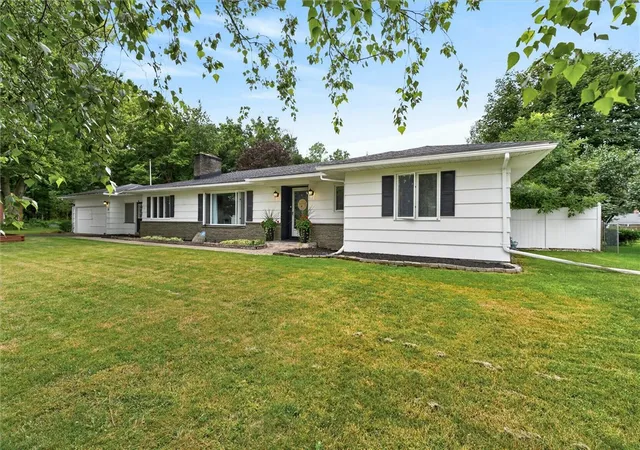 Photo 2 of Sale Pending at 33 Greenbriar Dr, Rochester, NY 14624 | MLS# R1701106 | Listing updated on 2026-08-19