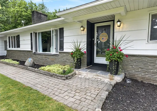 Photo 3 of Sale Pending at 33 Greenbriar Dr, Rochester, NY 14624 | MLS# R1701106 | Listing updated on 2026-08-19