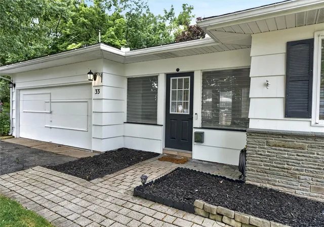 Photo 3 of Sale Pending at 33 Greenbriar Dr, Rochester, NY 14624 | MLS# R1701106 | Listing updated on 2026-08-19