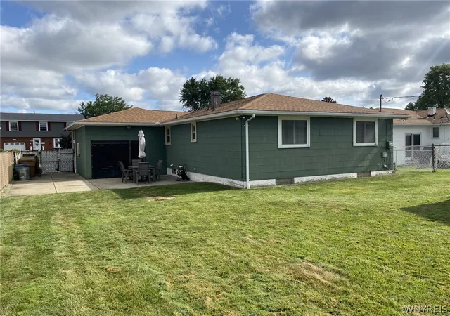 Photo 3 of Sale Pending at 33 E Toulon Dr, Buffalo, NY 14227 | MLS# B1700959 | Listing updated on 2026-08-11