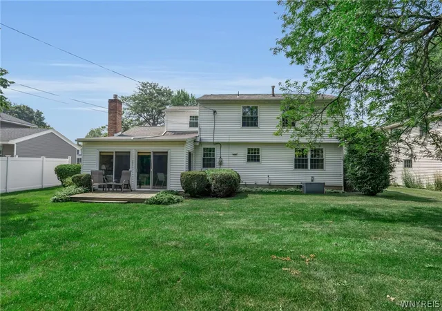Photo 4 of Sale Pending at 128 Old Farm Cir, Williamsville, NY 14221 | MLS# B1700062 | Listing updated on 2026-08-05