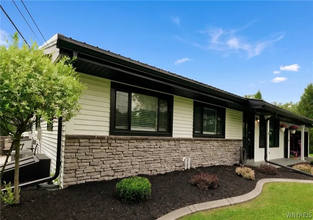 Photo 2 of Sale Pending at 5189 Bussendorfer Rd, Orchard Park, NY 14127 | MLS# B1701222 | Listing updated on 2026-08-04