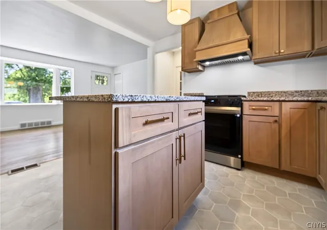 Photo 3 of Sale Pending at 102 Sunnyfield Rd, Camillus, NY 13031 | MLS# S1701563 | Listing updated on 2026-08-31