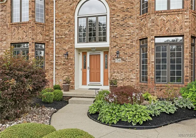 Photo 3 of Sale Pending at 154 Viscount Dr, Buffalo, NY 14221 | MLS# B1701227 | Listing updated on 2026-08-17