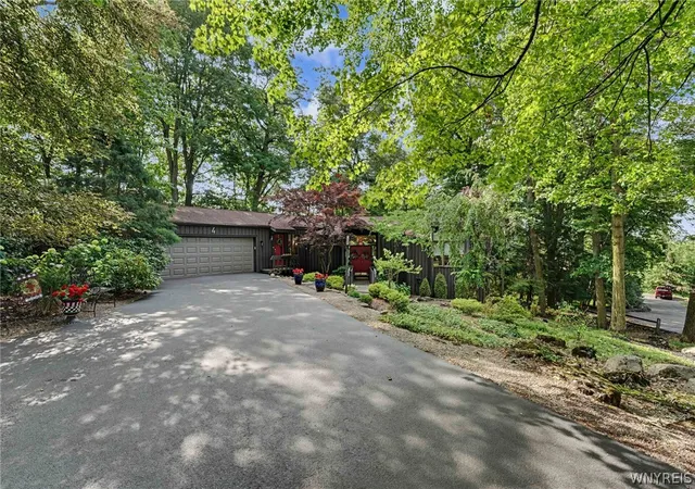 Photo 1 of Sale Pending at 4 Brompton Woods, Buffalo, NY 14221 | MLS# B1700211 | Listing updated on 2026-08-18