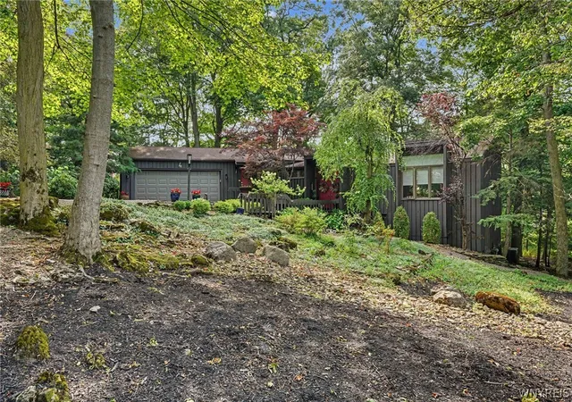 Photo 2 of Sale Pending at 4 Brompton Woods, Buffalo, NY 14221 | MLS# B1700211 | Listing updated on 2026-08-18