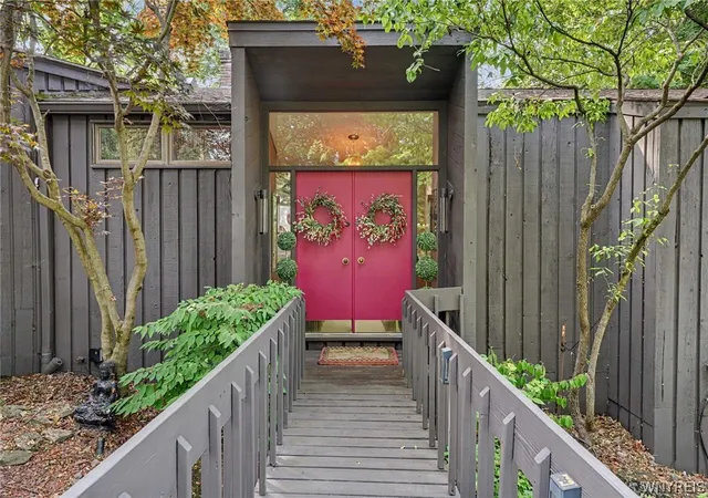 Photo 3 of Sale Pending at 4 Brompton Woods, Buffalo, NY 14221 | MLS# B1700211 | Listing updated on 2026-08-18