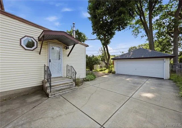 Listing Photo 5 - Condo for sale in building located at 131 Chamberlin Dr, Buffalo, NY 14210