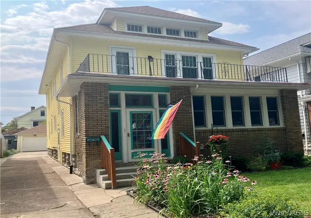 Photo 2 of Sale Pending at 304 Wellington Rd, Buffalo, NY 14216 | MLS# B1701836 | Listing updated on 2026-08-19