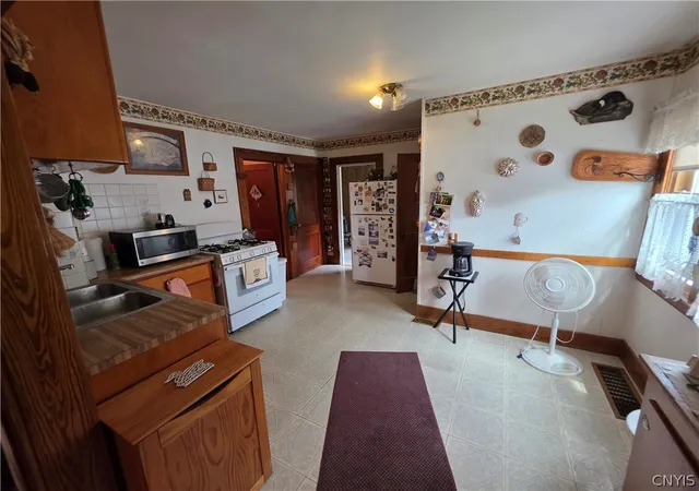 Photo 4 of Sale Pending at 341 Cloveridge Dr, Syracuse, NY 13206 | MLS# S1701868 | Listing updated on 2026-09-16