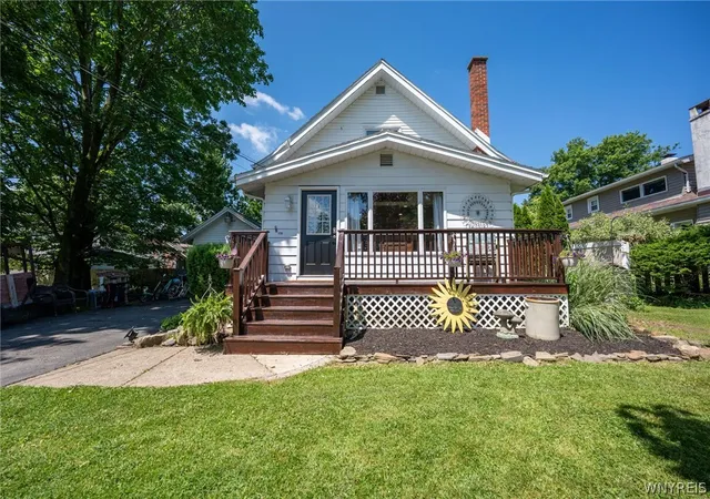 Photo 1 of Sale Pending at 136 S Lincoln Ave, Orchard Park, NY 14127 | MLS# B1700866 | Listing updated on 2026-08-14