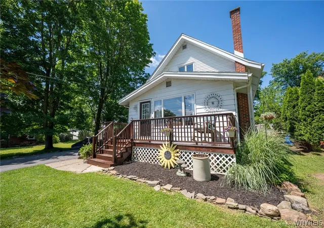 Photo 2 of Sale Pending at 136 S Lincoln Ave, Orchard Park, NY 14127 | MLS# B1700866 | Listing updated on 2026-08-14