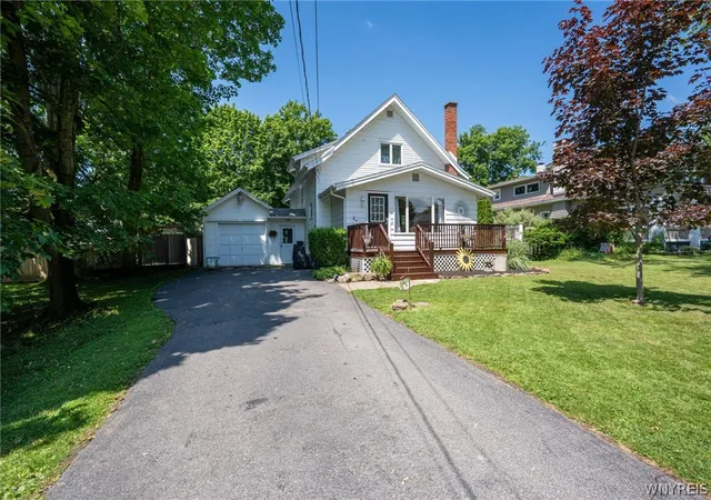 Photo 3 of Sale Pending at 136 S Lincoln Ave, Orchard Park, NY 14127 | MLS# B1700866 | Listing updated on 2026-08-14