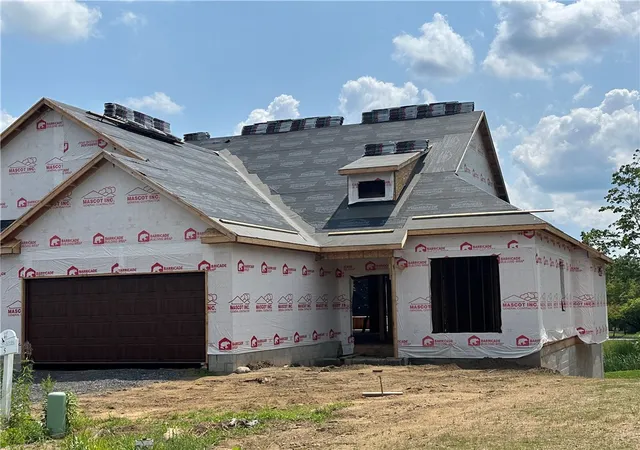 Photo 2 of Sale Pending at 5 Eagle Holw, Perinton, NY 14526 | MLS# R1700499 | Listing updated on 2026-08-31