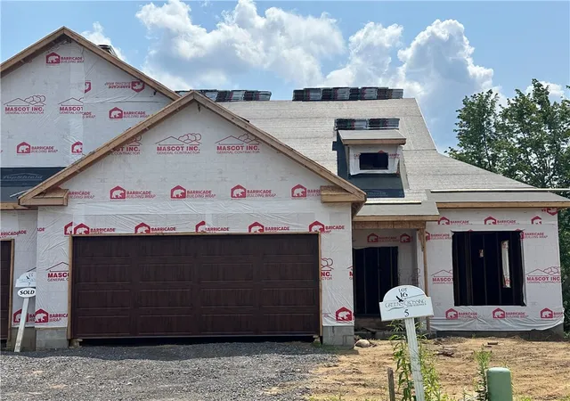 Photo 3 of Sale Pending at 5 Eagle Holw, Perinton, NY 14526 | MLS# R1700499 | Listing updated on 2026-08-31