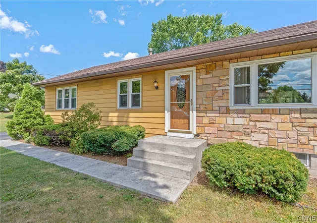 Photo 3 of Single family home for sale at 392 Genesee St, Oneida, NY 13421 | MLS# S1697315 | Listing updated on 2026-08-05