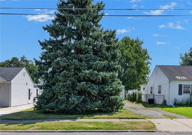 Photo 4 of Sale Pending at 93 Hillcrest Rd, Tonawanda, NY 14150 | MLS# B1701273 | Listing updated on 2026-08-11