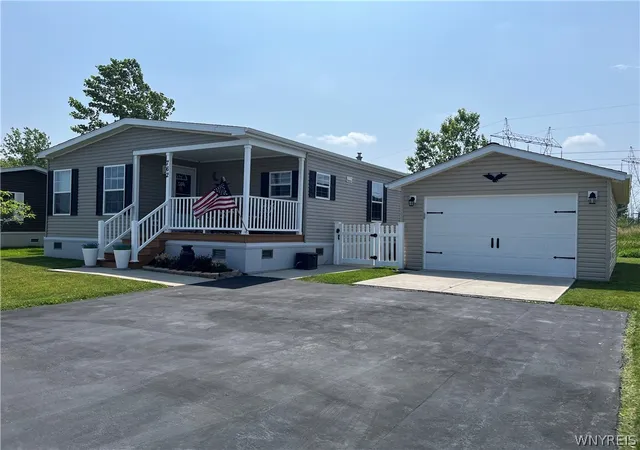 Photo 1 of Sale Pending at 762 Willowbrook Dr, Lockport, NY 14094 | MLS# B1702123 | Listing updated on 2026-08-04