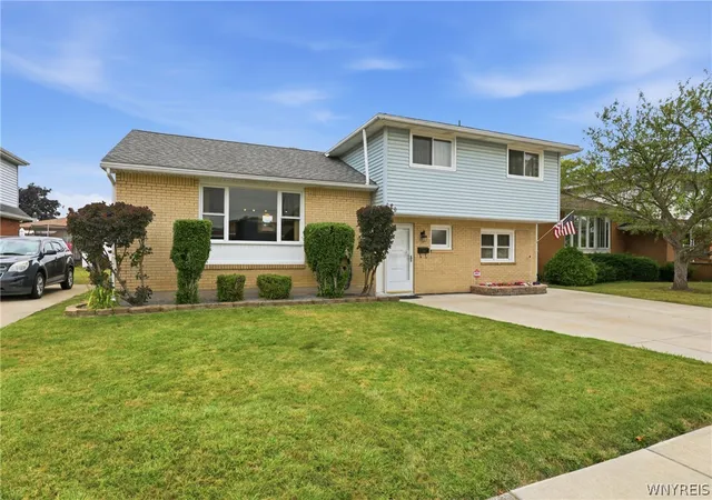 Photo 3 of Sale Pending at 29 Rosemead Ln, Buffalo, NY 14227 | MLS# B1702426 | Listing updated on 2026-09-14