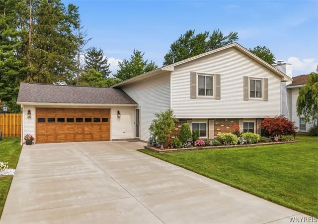 Photo 2 of Sale Pending at 5698 Jennifer Dr W, Lockport, NY 14094 | MLS# B1701217 | Listing updated on 2026-08-11