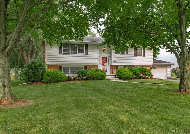 Photo 3 of Sale Pending at 5500 Keck Rd, Lockport, NY 14094 | MLS# B1702356 | Listing updated on 2026-08-12
