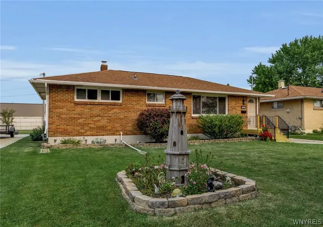 Photo 3 of Sale Pending at 352 Two Mile Crk Rd, Tonawanda, NY 14150 | MLS# B1701975 | Listing updated on 2026-09-09