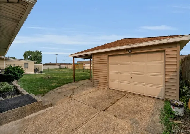 Photo 4 of Sale Pending at 352 Two Mile Crk Rd, Tonawanda, NY 14150 | MLS# B1701975 | Listing updated on 2026-09-09