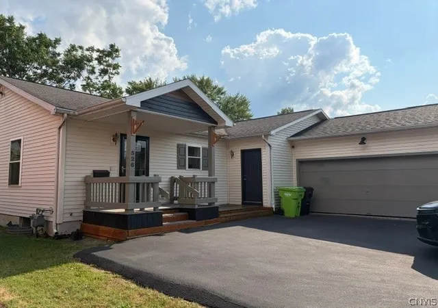 Photo 3 of Sale Pending at 526 Delmar Pl, Syracuse, NY 13208 | MLS# S1702019 | Listing updated on 2026-09-13