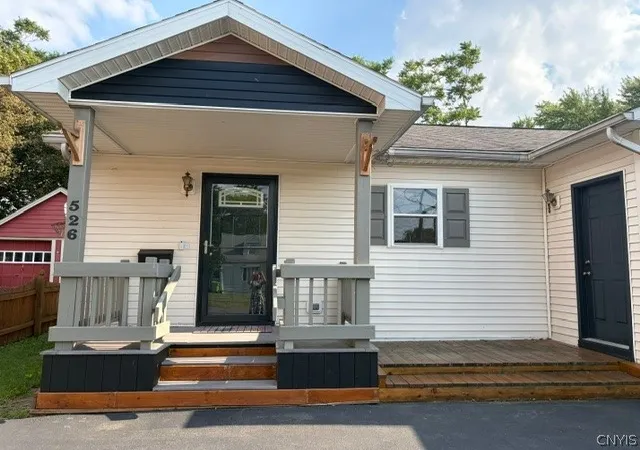 Photo 3 of Sale Pending at 526 Delmar Pl, Syracuse, NY 13208 | MLS# S1702019 | Listing updated on 2026-09-13