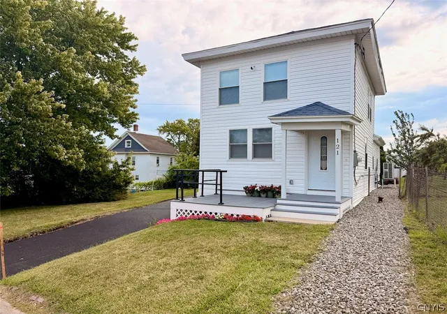 Photo 2 of Single family home for sale at 121 W 9th Street, Oswego, NY 13126 | MLS# S1701879 | Listing updated on 2026-08-27