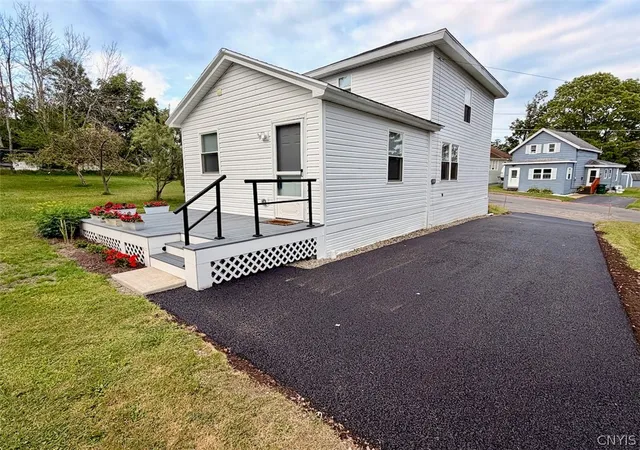 Photo 3 of Single family home for sale at 121 W 9th Street, Oswego, NY 13126 | MLS# S1701879 | Listing updated on 2026-08-27