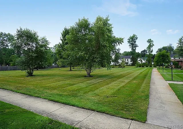 Photo 3 of Sale Pending at 122 Wedgewood Dr, Williamsville, NY 14221 | MLS# B1700657 | Listing updated on 2026-08-24