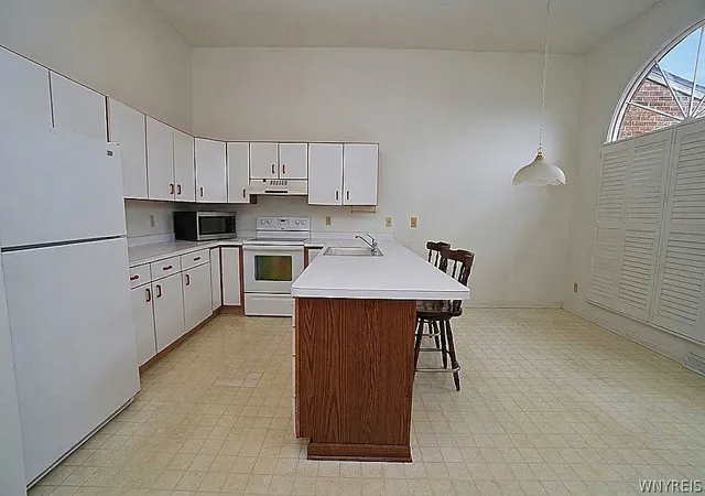 Listing Photo 5 - Condo for sale in building located at 122 Wedgewood Dr, Williamsville, NY 14221