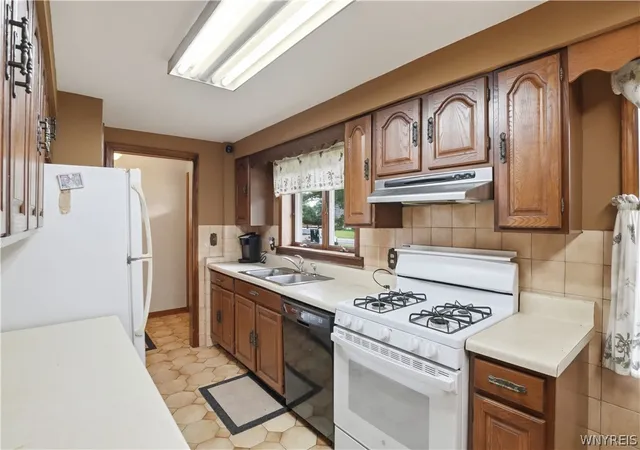 Photo 3 of Single family home for sale at 400 Ayer Rd, Buffalo, NY 14221 | MLS# B1702168 | Listing updated on 2026-08-23