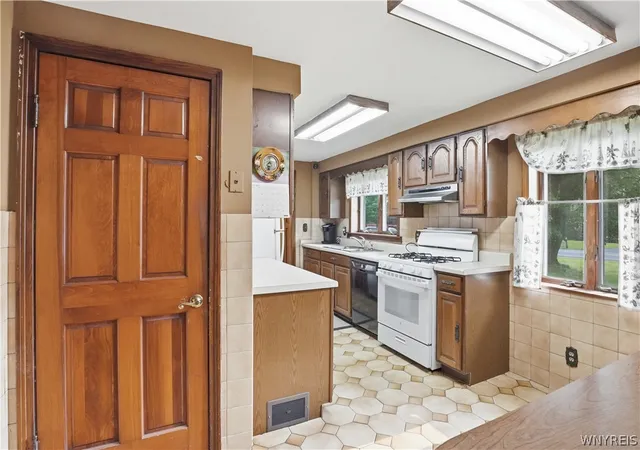 Photo 4 of Single family home for sale at 400 Ayer Rd, Buffalo, NY 14221 | MLS# B1702168 | Listing updated on 2026-08-23