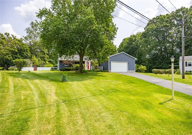 Photo 3 of Sale Pending at 52 Oak Hl Ter, Penfield, NY 14526 | MLS# R1702374 | Listing updated on 2026-08-05