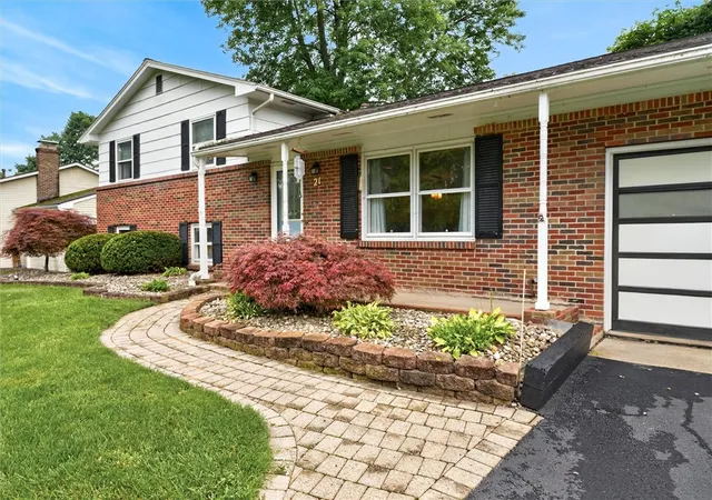 Photo 3 of Sale Pending at 21 W Canon Dr, Rochester, NY 14624 | MLS# R1702670 | Listing updated on 2026-09-09