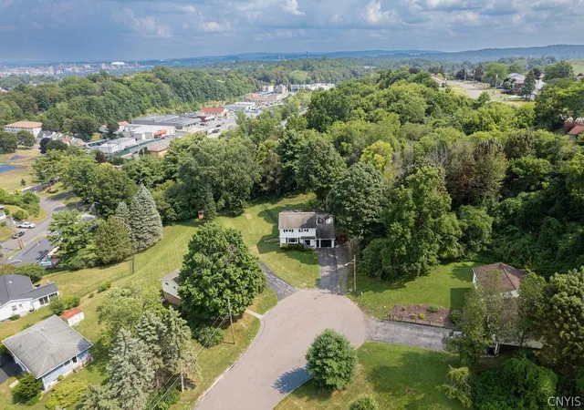 Photo 3 of Sale Pending at 103 Oakridge Cir, Syracuse, NY 13209 | MLS# S1702610 | Listing updated on 2026-09-11