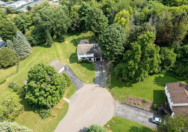 Photo 4 of Sale Pending at 103 Oakridge Cir, Syracuse, NY 13209 | MLS# S1702610 | Listing updated on 2026-09-11