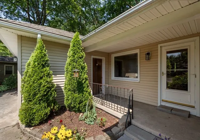 Photo 4 of Sale Pending at 55 Briar Ln, Rochester, NY 14622 | MLS# R1702673 | Listing updated on 2026-08-26