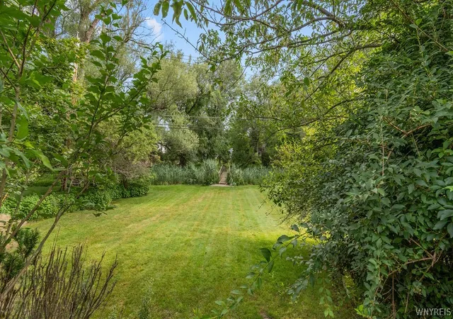 Photo 2 of Sale Pending at 35 Lehn Springs Dr, Buffalo, NY 14221 | MLS# B1702488 | Listing updated on 2026-08-28